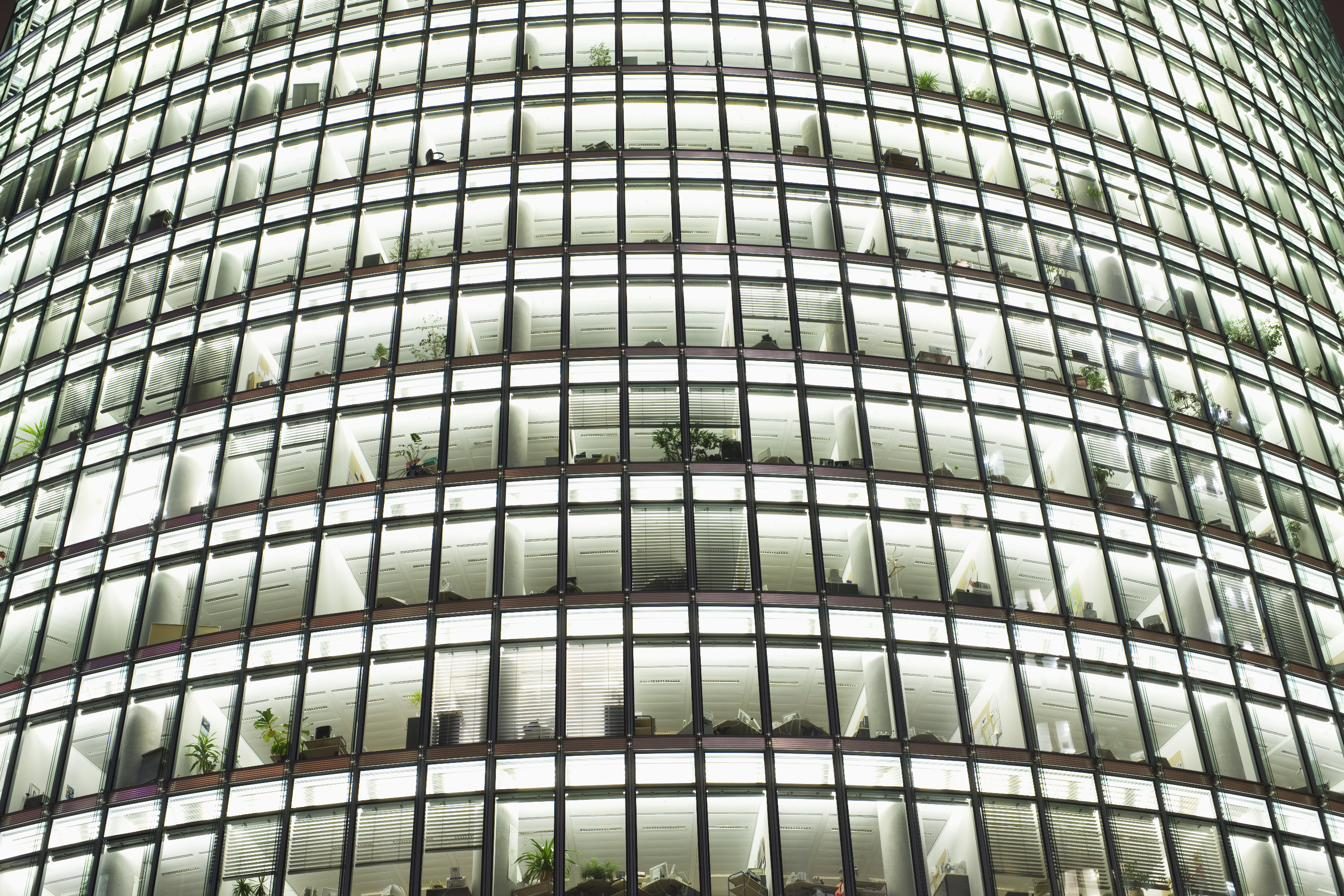 Architecture courbe d'un bâtiment commercial