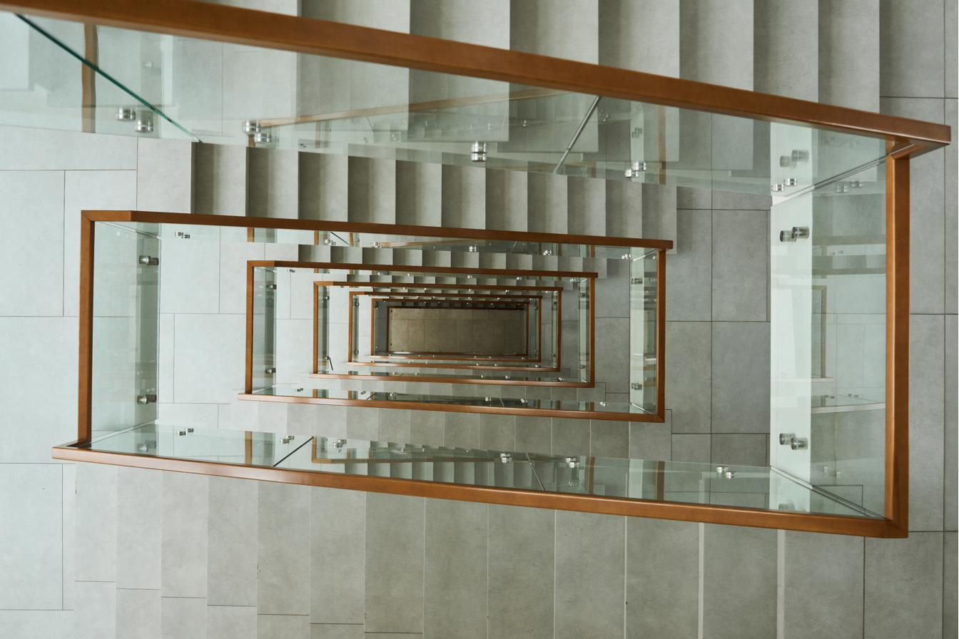 Escalier en verre et bois d'un hall d'accueil